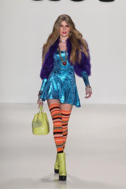 model yürür pist betsey johnson