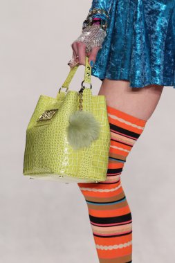 model yürür pist betsey johnson