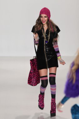 model yürür pist betsey johnson