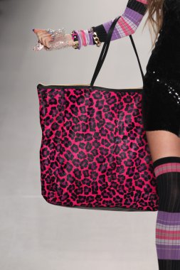 model yürür pist betsey johnson
