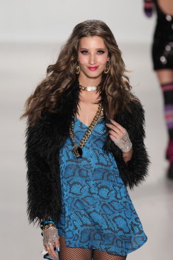 model yürür pist betsey johnson