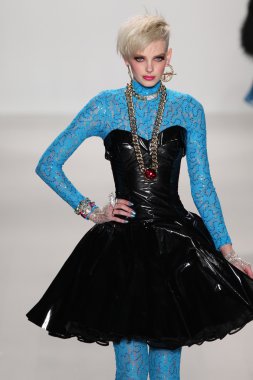 model yürür pist betsey johnson