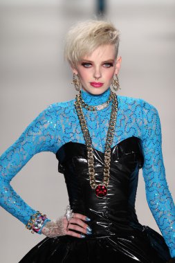 model yürür pist betsey johnson