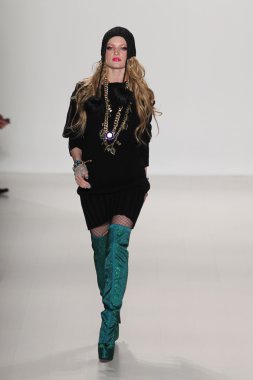 model yürür pist betsey johnson