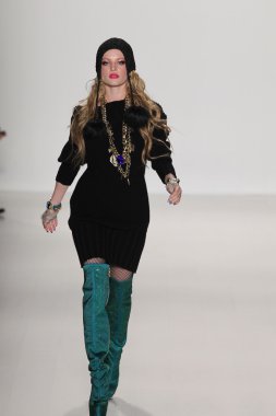 model yürür pist betsey johnson