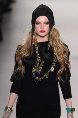 model yürür pist betsey johnson