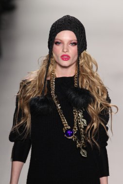 model yürür pist betsey johnson