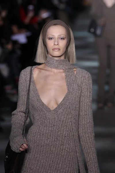 model yürür pist marc jacobs