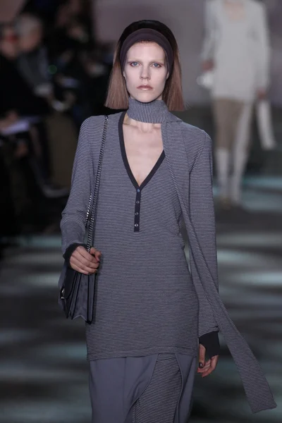 Model walks runway at Marc Jacobs — Stock Photo, Image