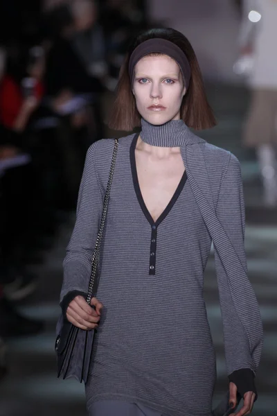 model yürür pist marc jacobs