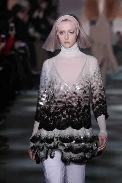 model yürür pist marc jacobs