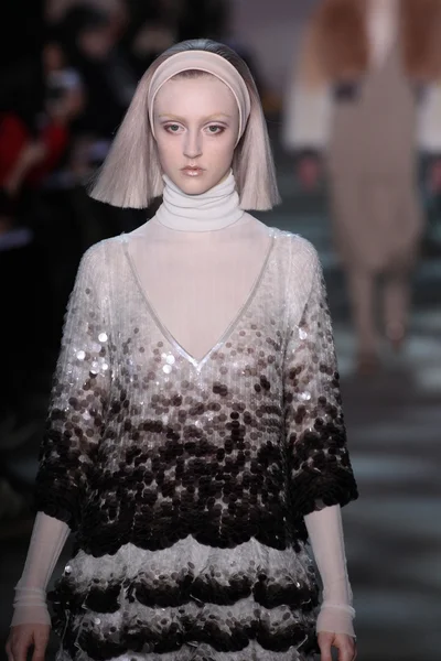 model yürür pist marc jacobs