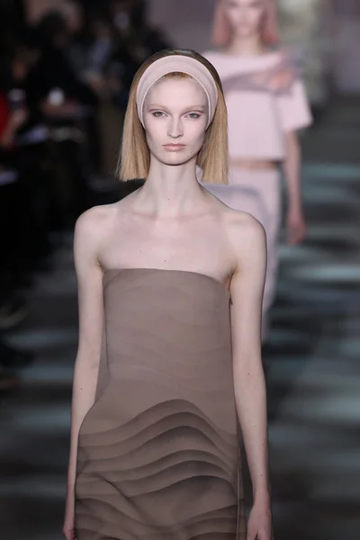 Model walks runway at Marc Jacobs — Stock Photo, Image