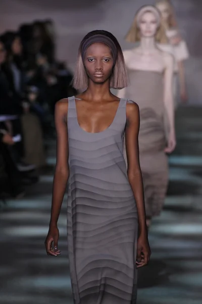 Model walks runway at Marc Jacobs — Stock Photo, Image