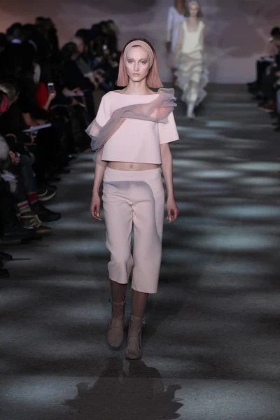Model walks runway at Marc Jacobs — Stock Photo, Image
