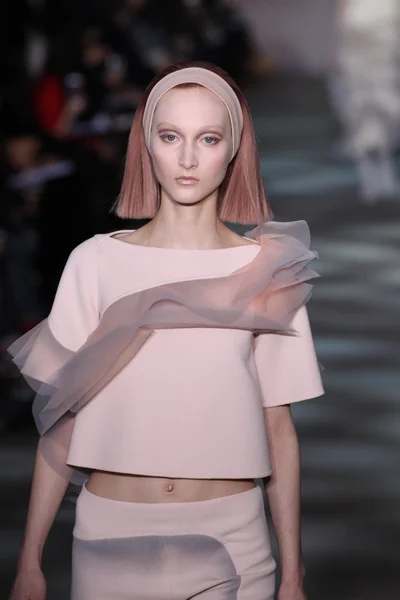 Model walks runway at Marc Jacobs — Stock Photo, Image