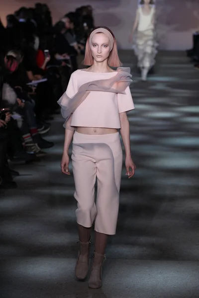 Model walks runway at Marc Jacobs — Stock Photo, Image