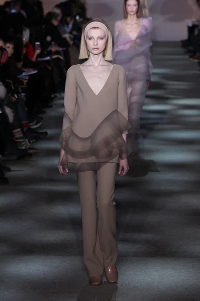 Модель гуляет по подиуму в Marc Jacobs — стоковое фото