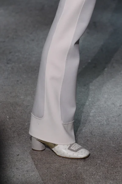 Модель гуляет по подиуму в Marc Jacobs — стоковое фото
