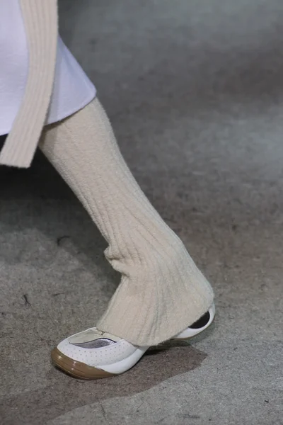 Modelo caminha pista em Marc Jacobs — Fotografia de Stock