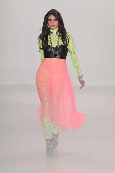 Model spacery pasa startowego betsey johnson — Zdjęcie stockowe