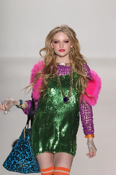 Model walks runway at Betsey Johnson — Stock Photo, Image