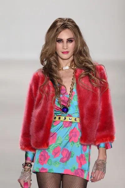 Model walks runway at Betsey Johnson — Stock Photo, Image