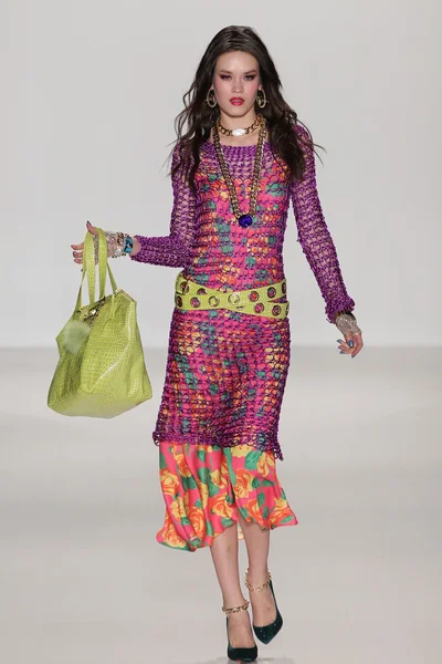 Model spacery pasa startowego betsey johnson — Zdjęcie stockowe