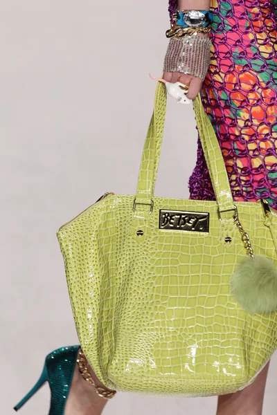 model yürür pist betsey johnson