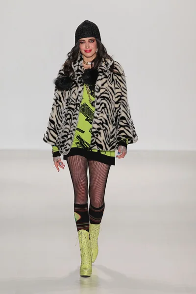 Modelo camina pasarela en Betsey Johnson — Foto de Stock