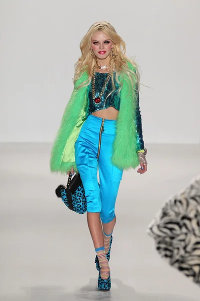 Model wandelingen landingsbaan op betsey johnson — Stockfoto