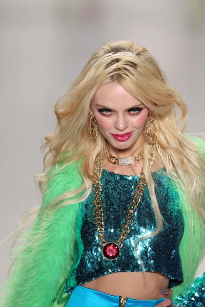model yürür pist betsey johnson