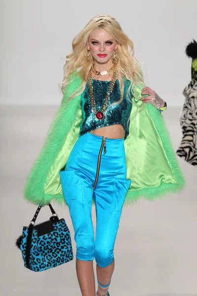 Model spacery pasa startowego betsey johnson — Zdjęcie stockowe