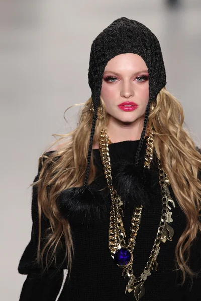 Model walks runway at Betsey Johnson — Stock Photo, Image