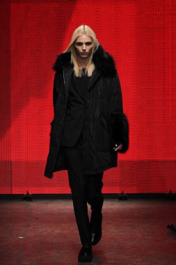 dkny kadın moda şovunda modeli