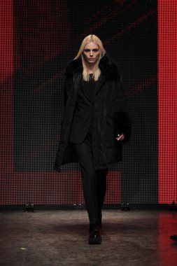 dkny kadın moda şovunda modeli