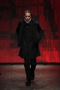 dkny kadın moda şovunda modeli