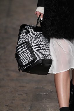 dkny kadın moda şovunda modeli