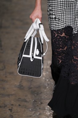 dkny kadın moda şovunda modeli