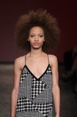 dkny kadın moda şovunda modeli