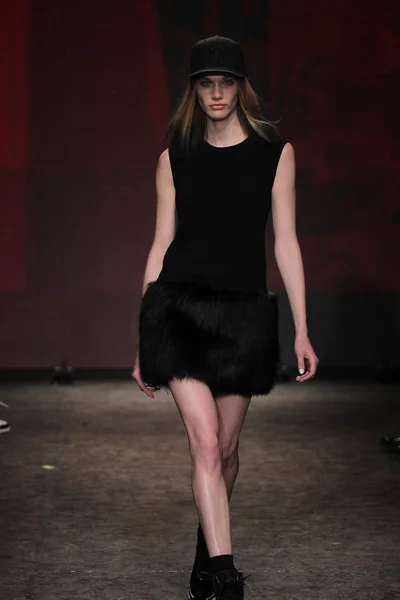 Modelo en DKNY Desfile de moda femenino —  Fotos de Stock