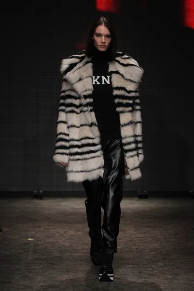 Модель на DKNY Women 's fashion show — стоковое фото