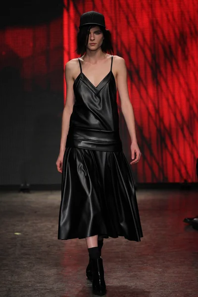 Modello alla sfilata di moda femminile DKNY — Foto Stock