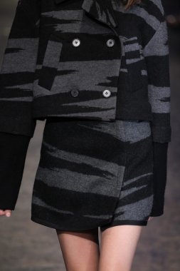 dkny kadın moda şovunda modeli