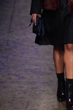 dkny kadın moda şovunda modeli