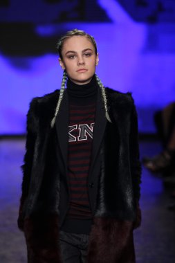 dkny kadın moda şovunda modeli