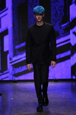 dkny kadın moda şovunda modeli