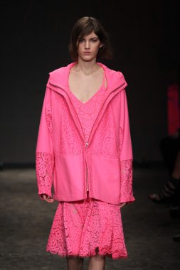 dkny kadın moda şovunda modeli