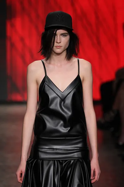 Model at DKNY Women's fashion show — Stock Photo, Image