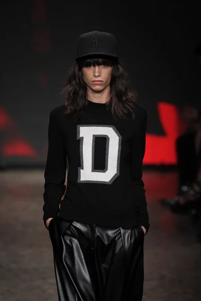 Modello alla sfilata di moda femminile DKNY — Foto Stock